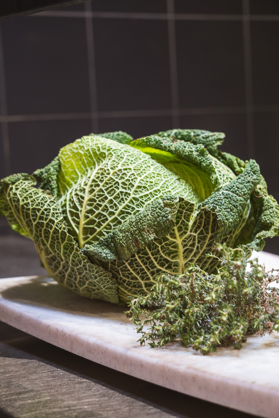 Chou vert herbes du jardin en cuisine